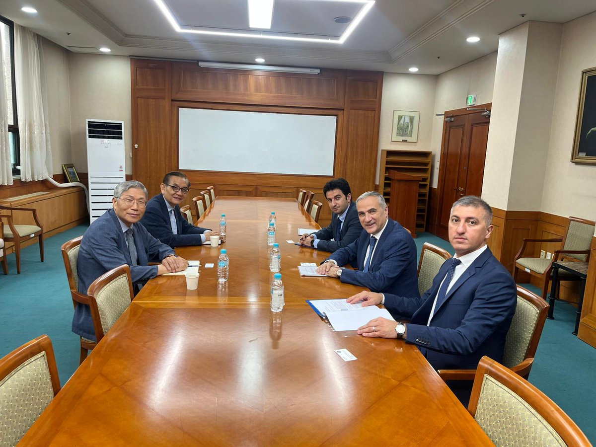 AzEmbKorea's tweet photo. Seulda səfərdə olan Beynəlxalq Münasibətlərin Təhlili Mərkəzinin nümayəndə heyəti Cənubi Koreyanın beyin mərkəzləri və akademik dairələrinin təmsilçiləri ilə görüşlər keçirib. Görüşlərdə əməkdaşlıq məsələləri müzakirə olunub. https://t.co/PMD8OoAHQu