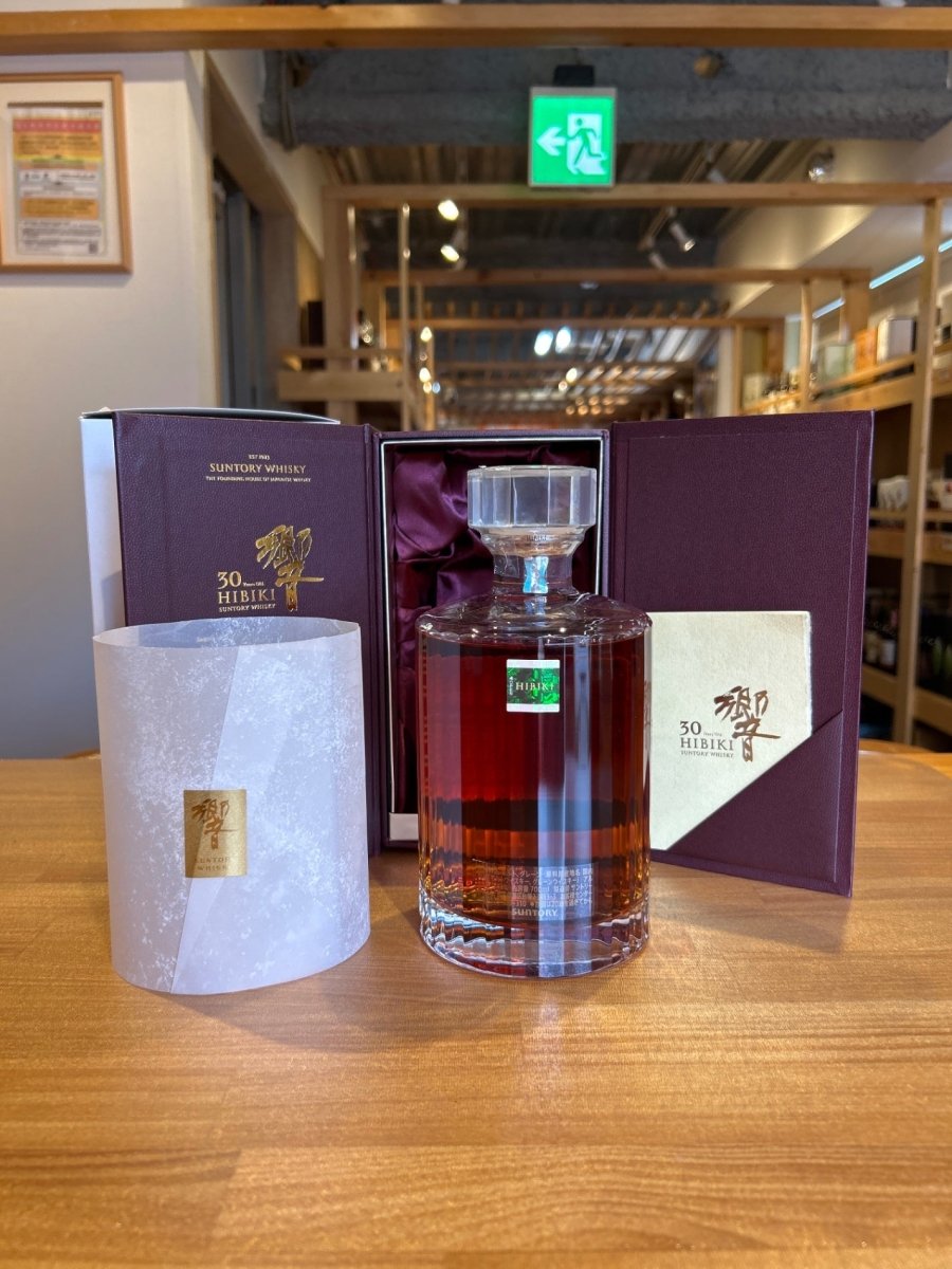 Discover the essence of craftsmanship with サントリーウイスキー 響