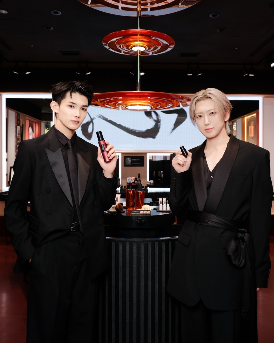 shuuemurajp's tweet photo. ＼遂に本日オープン！／​
シュウ ウエムラ 表参道ヒルズ本店​
shu:ARTstageのオープンを祝して、​
&amp;TEAMのFUMAさんとJOさんがご来店。​
お二人も使用された #赤ミスト でメイク崩れしにくい夏を。​
#andteam #エンティーム #FUMA #JO 
@andTEAMofficial 
▼詳しくはこちら​
https://t.co/oQB3c8OoYk https://t.co/XS5MU2kIfH
