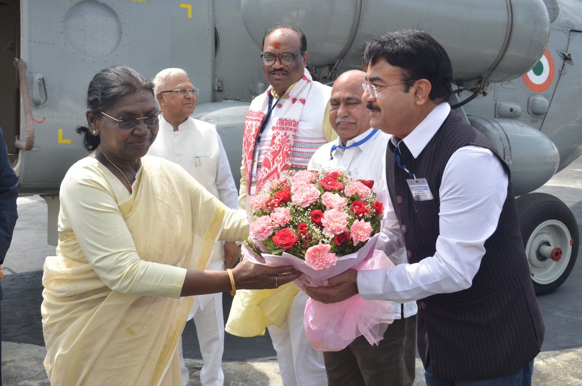 BetulCollector's tweet photo. ➡️ राष्ट्रपति श्रीमती द्रौपदी मुर्मु का प्रथम बैतूल आगमन पर गरिमामय और आत्मीय स्वागत

भारत की राष्ट्रपति श्रीमती द्रौपदी मुर्मु के बैतूल आगमन पर हेलीपेड परिसर में उनका गरिमामय एवं आत्मीय स्वागत किया गया। 

@rashtrapatibhvn 
@CMMadhyaPradesh 
@JansamparkMP https://t.co/3YJTrv0Ao3
