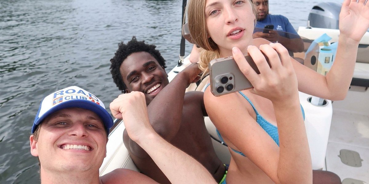 katiecousinss__'s tweet photo. I always wonder what happened with the girl. The white boy looser is her boyfriend. 😅 https://t.co/JemZPS9Poe