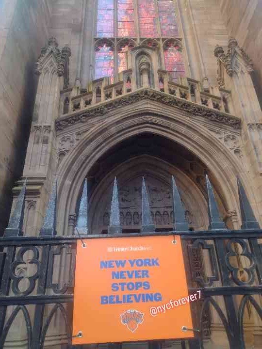 nycforever7's tweet photo. #knicks #trinitychurch
#wallst #nyc #basketball https://t.co/OvGKRkzVua