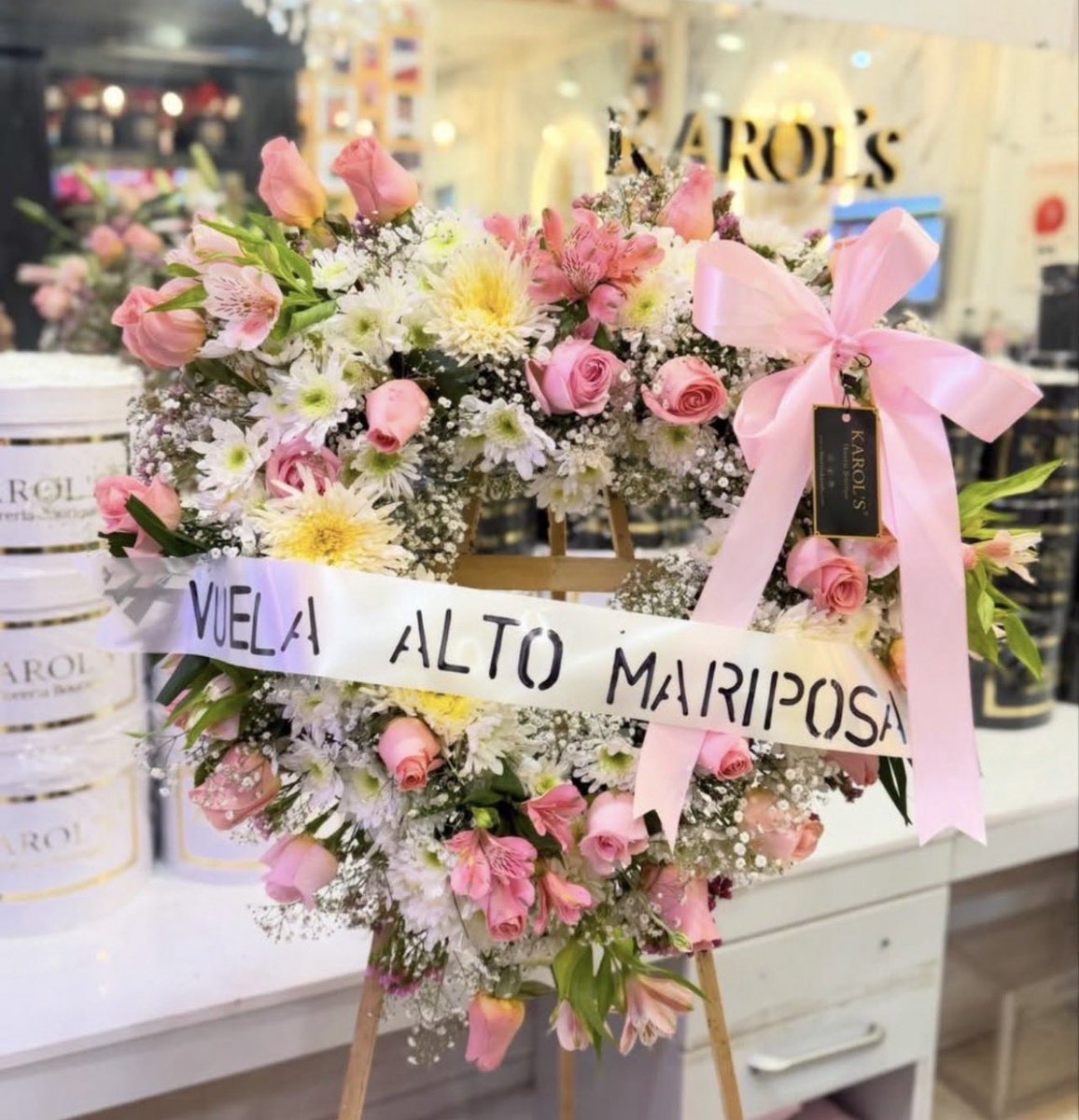 Xenn_Os's tweet photo. Mi más sentido pésame para steff Loaiza, la única hija de Mary Martínez que se dignó a ponerle un buen y merecido arreglo floral. Kimberly Loaiza, pudriéndose en dinero y no poder enviarle ni una sola rosa a su madre https://t.co/FZeEd7QPr7
