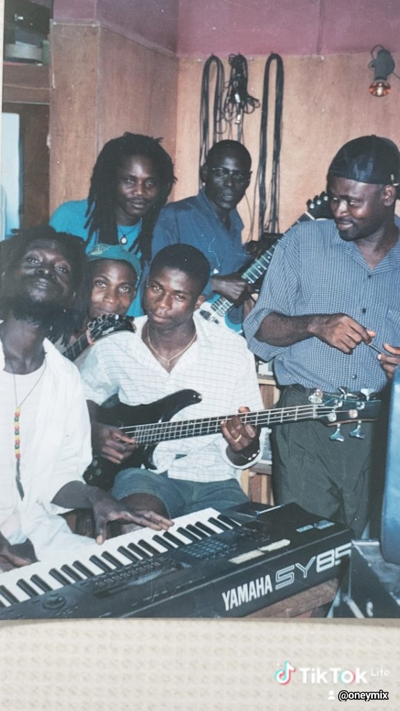 oneymix's tweet photo. Ooo boy oo..My early years in the 90's as an upcoming young producer with my elder brother Ras Bunny Eagle behind me with long dread on blue shirt..We are not there yet but we are no longer where we used to be..That's me in the bass guitar .Still in the game
.Oneymix.🥰🥰 https://t.co/MZuy9rv95B