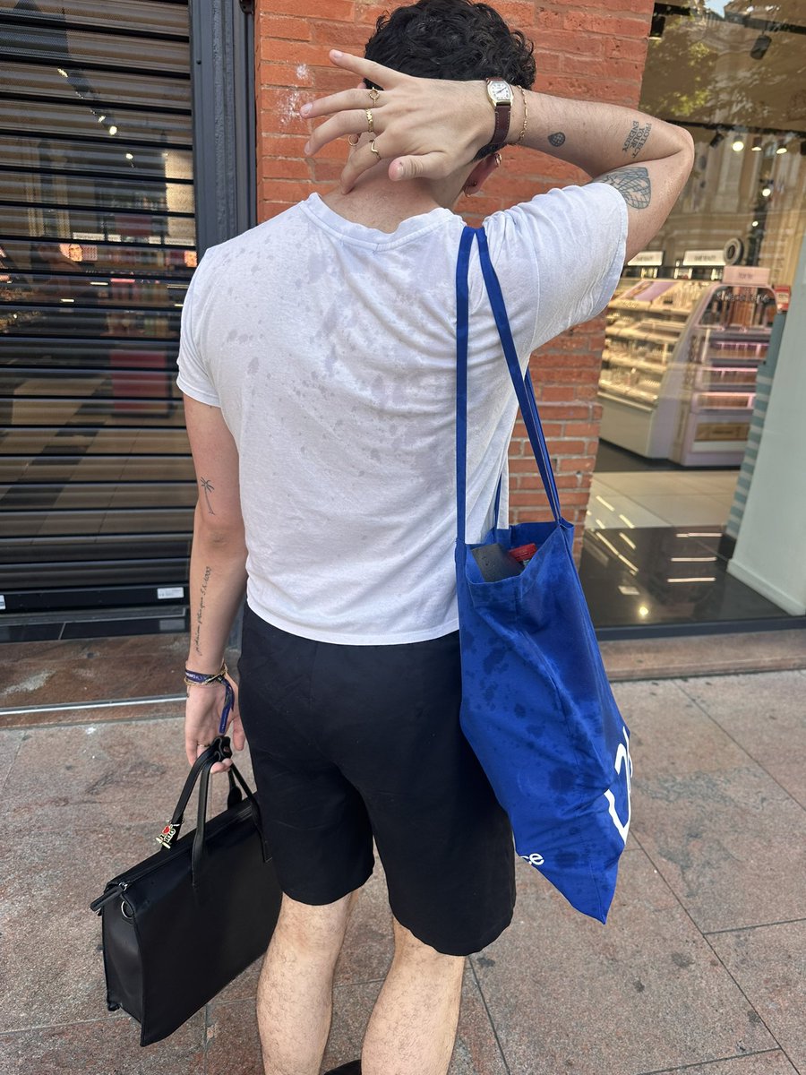 Rtom974's tweet photo. 8h, place du capitole et en gros 2026 on se fait encore insulter et agresser pour son orientation ???? La honte (je suis trempé d’urine que le mec m’a jeté dessus) https://t.co/heiD5QRBHO