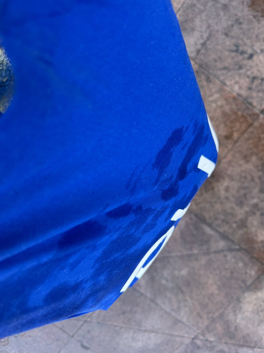 Rtom974's tweet photo. 8h, place du capitole et en gros 2026 on se fait encore insulter et agresser pour son orientation ???? La honte (je suis trempé d’urine que le mec m’a jeté dessus) https://t.co/heiD5QRBHO