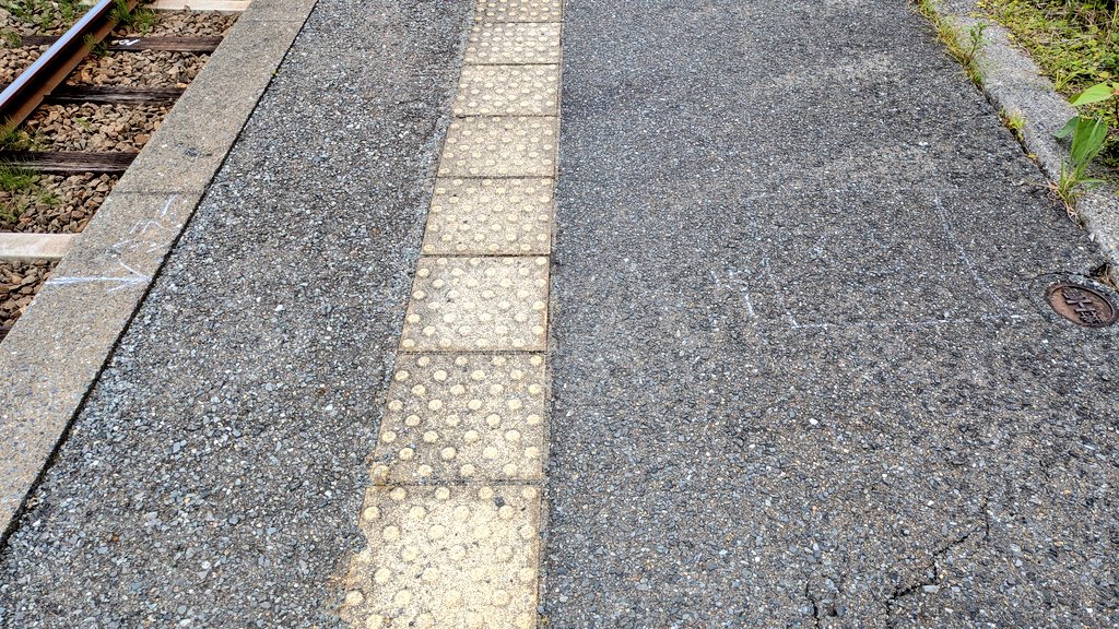 Kiha30_55's tweet photo. 2両停目とホームミラーの設置準備？
大入駅にて https://t.co/ExiCkVnrTz