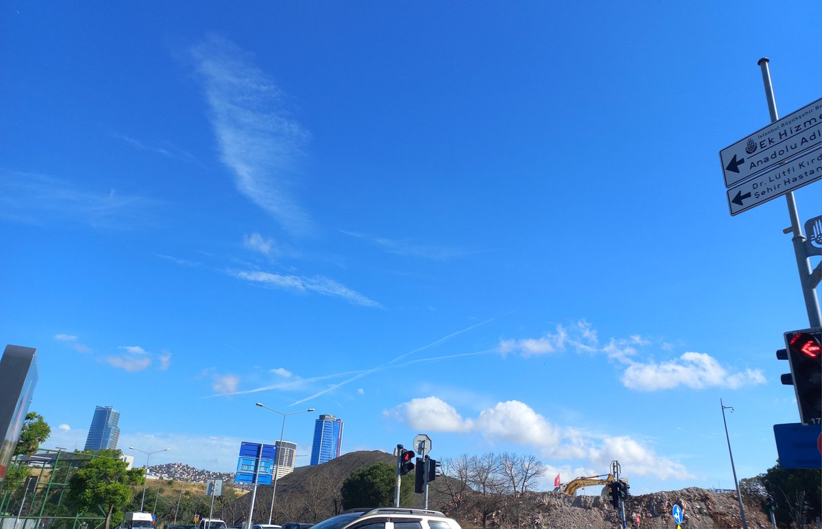 mervethemermaid's tweet photo. Neden gökyüzünü çizip duruyor bu uçaklar? #chemtrails https://t.co/r0JwjXMj79