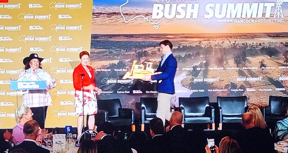 sszinglehead's tweet photo. Gina gifts a toy orange bulldozer to #TrumpInADress to help cut Govt red tape. Likens it to Elon's but she struggles to remember the word "chainsaw", &amp; then fails to recall the word at all.

Looks like a young Angus Taylor passing the gift. How embarrassment #AfternoonBriefing https://t.co/DSYt5P52NA