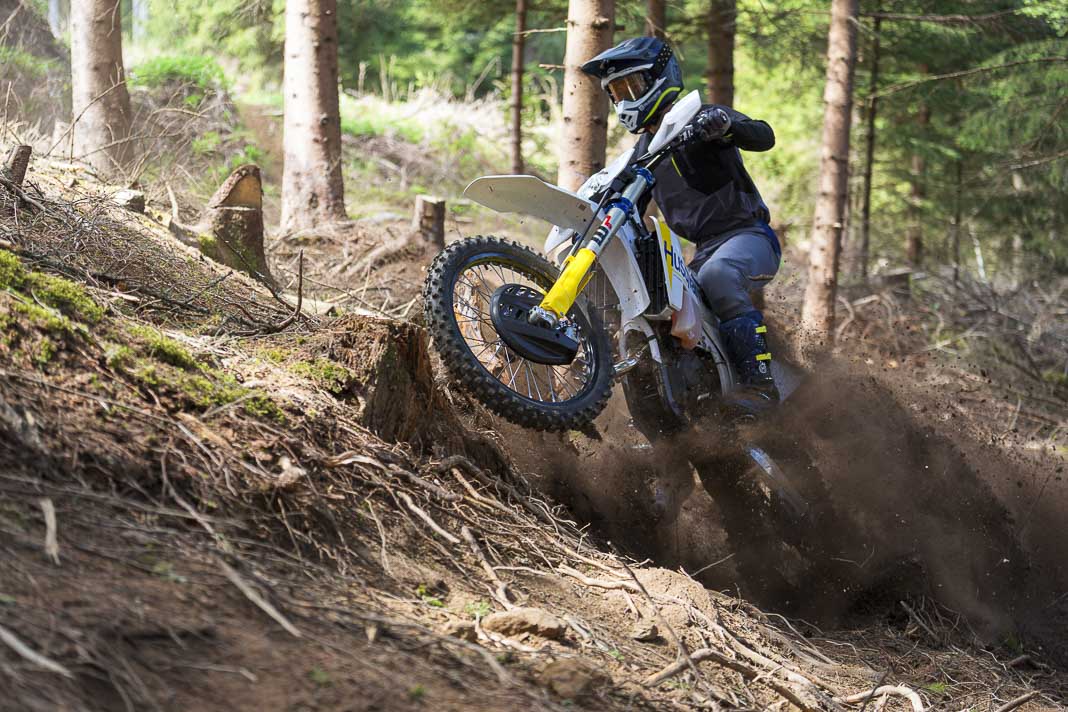 OFFROACRACKS's tweet photo. 🇦🇹 HUSQVARNA 2027 – all Enduro models: MEGA Gallery!
👉All Details link in bio...
#Dirtbike #Enduro #endurorange #FE350 #FE450 #FE501 #FE250 #Hardenduro #HusqvarnaMotorcycles #Husqvarna2027 #motorcycle #Sportenduro #TE125 #te250 #te300 https://t.co/Co2RkN9Qfz