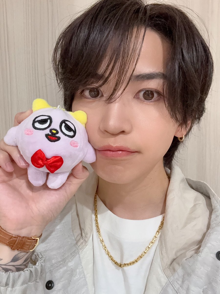 teichikujpop's tweet photo. 【#岩橋玄樹】
お揃いにしませんか❔

先日、#こぶっしー こと #こぶしまる がバッグについていたとのポストがあったのですがその際のお写真を御裾分け📷ただいまテイチクオンラインでぬいぐるみキーホルダーを販売中です🛒ツアーなどに一緒に参戦してみては如何でしょうか❔
https://t.co/2Sd7ajRbEx https://t.co/0DW2HkI6D6
