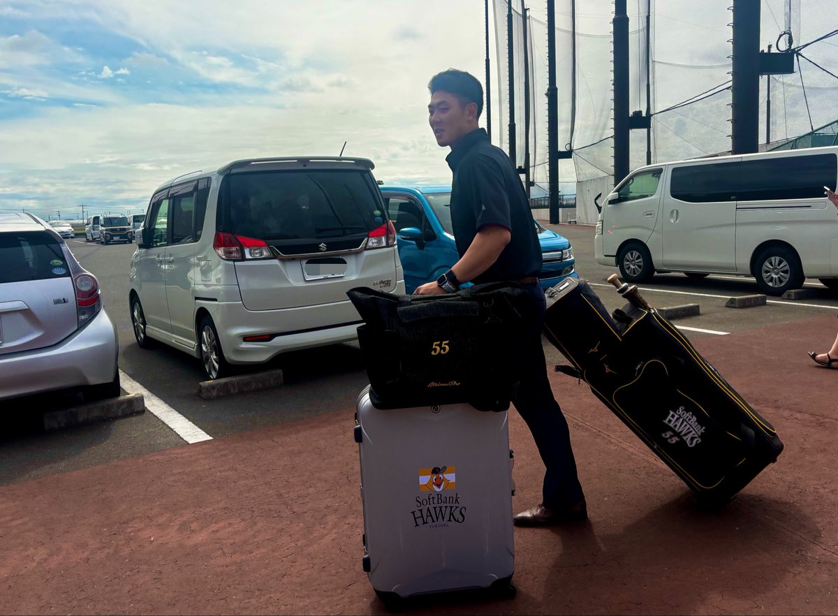 SponichiHawks's tweet photo. 「大荷物です！内野用も外野用もあるので！今から北海道へ行ってきます✈️」 https://t.co/RzNWs2Evpv
