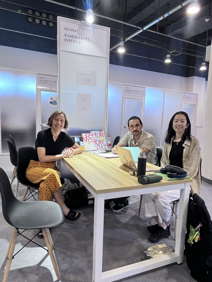 Izaskunarretxe's tweet photo. Hem tornat a la Fira de Beijing després d’alguns anys de no anar-hi.
Per fer-ho més útil, enguany ho estem treballant amb la Sonky Liu, consultora editorial de Beijing, Moltes editorials noves a l’agenda i reunions més profitoses. Les fa amb el Carles Navarrete. #Llull https://t.co/BIjkXWjLXy