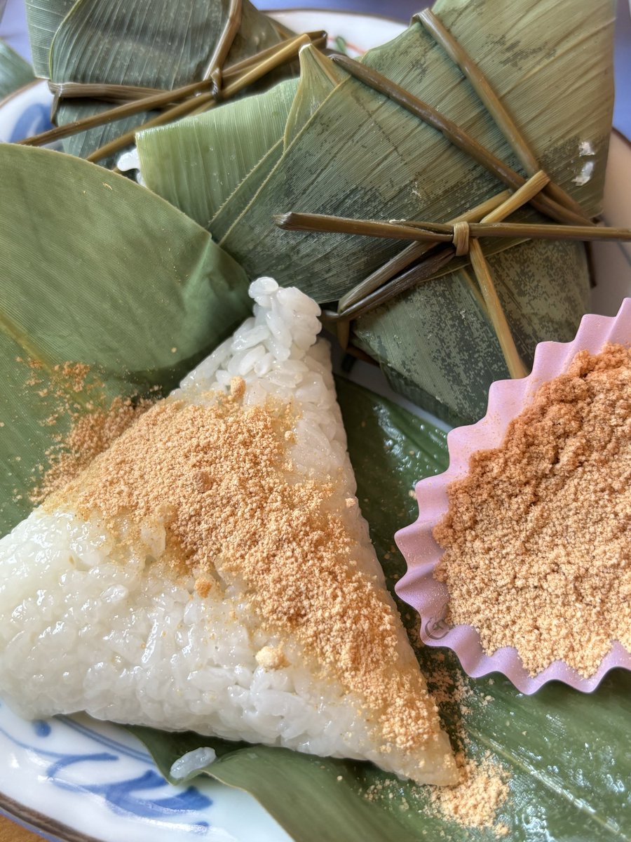 fukusimaaizu's tweet photo. 笹巻きの季節になりました
若い頃、田植えの小昼に���べたような。
懐かしい食べ物です。
#笹巻き
#会津
#空ネット https://t.co/fRv9oncvLb