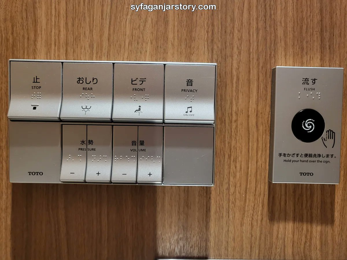 saico07_'s tweet photo. Hal-hal di luar negeri yang aku pengen ada di Indonesia (Part 1) 

TOMBOL PRIVACY (OTOHIME) DI TOILET JEPANG 🇯🇵

Kemarin waktu di bandara, aku sempat kepikiran, "kayaknya bakal nyaman deh kalau toilet di sini juga punya fitur kayak gini." 

Jadi di banyak toilet Jepang ada tombol privacy yang bisa mengeluarkan suara air mengalir untuk menjaga privasi pengguna.

Yang bikin aku kagum bukan tombolnya, tapi cara mereka memikirkan hal-hal kecil yang bahkan nggak pernah aku anggap sebagai masalah. Ternyata ada orang yang cukup peduli untuk mencari solusinya.

sc : https://t.co/Bze2VVqoF6