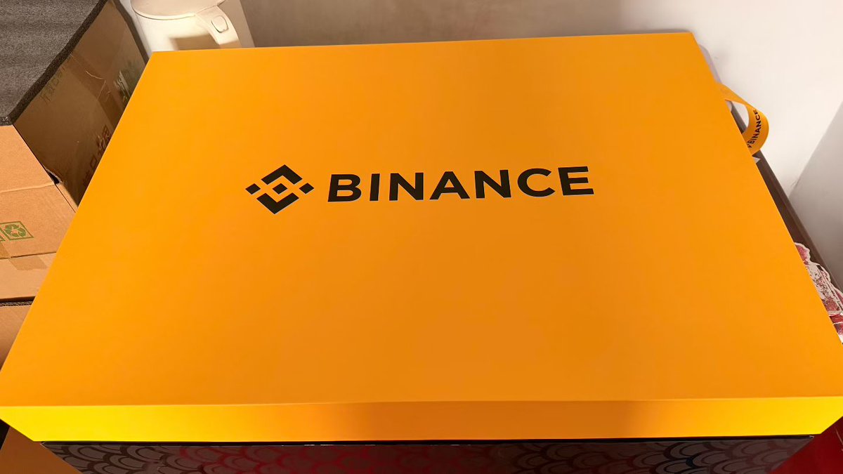 HashDanceCN's tweet photo. 币安端午礼盒太会玩！黄色网球拍配笑脸徽章，连网球都印着Binance标志。别人吃粽子我挥拍，这波操作既应景又出圈，节日仪式感直接拉满
@xiaoyuanbinance @binancezh
@heyibinance @cz_binance
#币安周边 #binance https://t.co/u2GUBIQvlj
