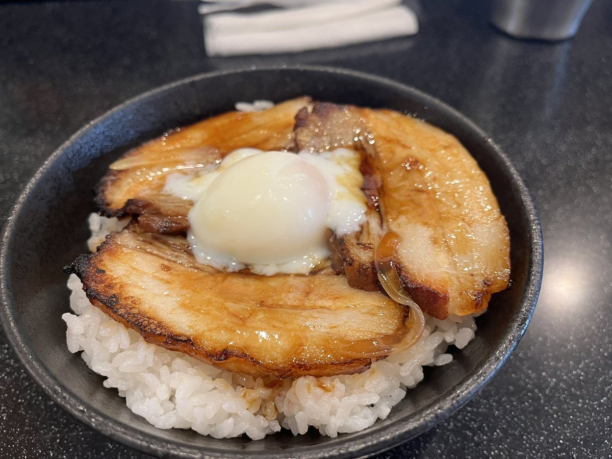 blackmuto53's tweet photo. 実は今日から3日間嫁ちゃんと北海道旅行来てます！
嫁ちゃん激推しの信玄のラーメンやっと食べれた！めちゃくちゃうめぇ‼️
普通の味噌ラーメンだと全一あるわ！ https://t.co/G2ljs75Moj