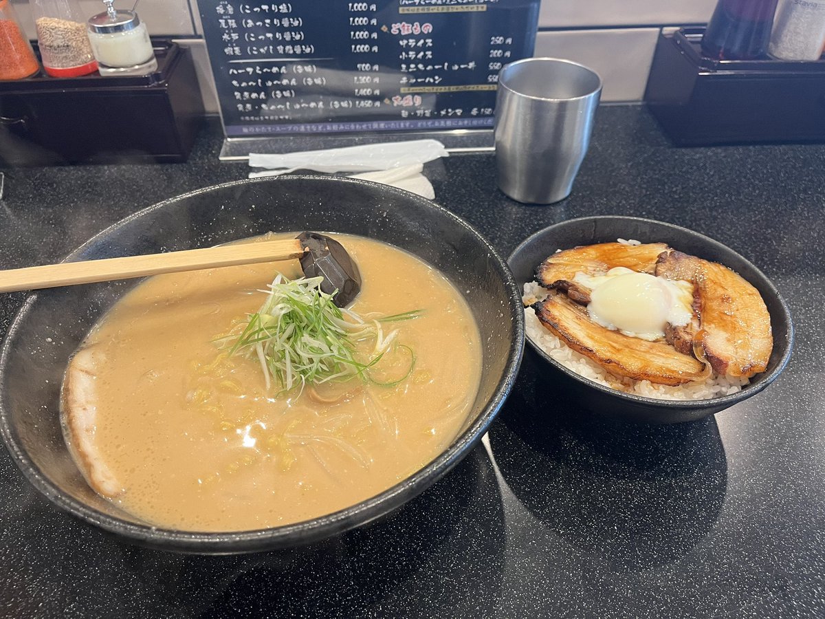 blackmuto53's tweet photo. 実は今日から3日間嫁ちゃんと北海道旅行来てます！
嫁ちゃん激推しの信玄のラーメンやっと食べれた！めちゃくちゃうめぇ‼️
普通の味噌ラーメンだと全一あるわ！ https://t.co/G2ljs75Moj