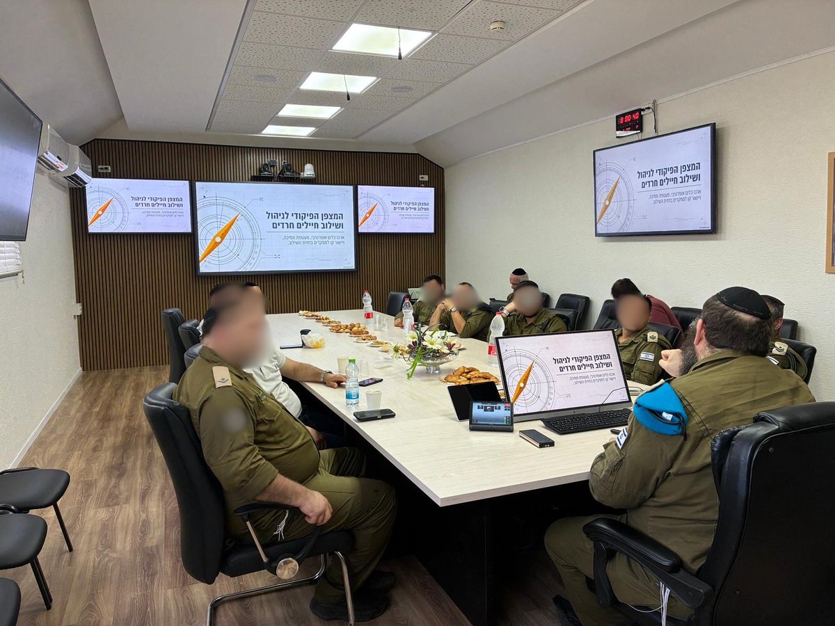 hardim_idf's tweet photo. פקודת המטכ"ל לשירות חרדים יורדת לשטח: ענף חרדים החל בסדרת הדרכות המועברות לכלל המפקדים במסלולים החרדים, במטרה להכיר להם את הפקודה ואת זכויותיו של החייל החרדי.

��כתבה המלאה
https://t.co/hGtrVV580a https://t.co/H0yYgboWzS