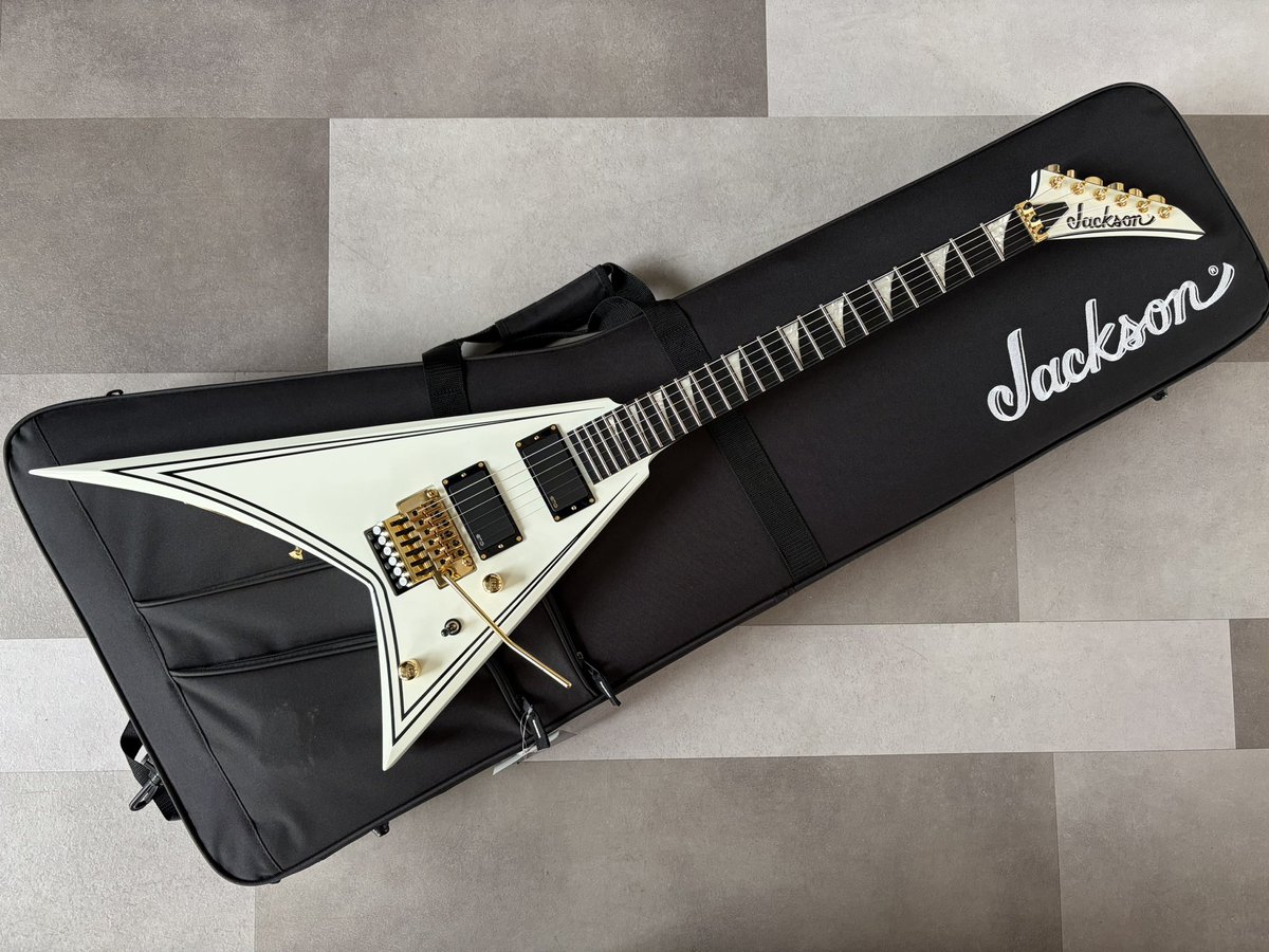 archi283's tweet photo. My new gear♪実は先月Jacksonの日本製ランディVを衝動買いしてしまい僅か数日で売却したのだけど、またしてもランディ・ローズ的な^^;自身2本目のOrville（無印）。ストラトは本物志向なんだけど、あまり弾かないのに本家Gibsonは勿体無い、でもEpiphoneは嫌という自分に丁度良い位置付けなんだよね。 https://t.co/pqXq6Ia0Cf