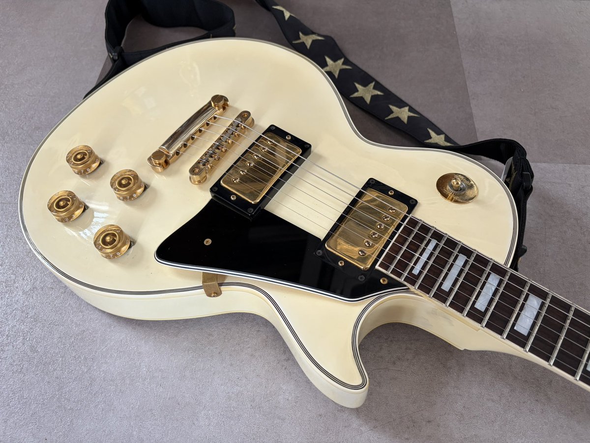 archi283's tweet photo. My new gear♪実は先月Jacksonの日本製ランディVを衝動買いしてしまい僅か数日で売却したのだけど、またしてもランディ・ローズ的な^^;自身2本目のOrville（無印）。ストラトは本物志向なんだけど、あまり弾かないのに本家Gibsonは勿体無い、でもEpiphoneは嫌という自分に丁度良い位置付けなんだよね。 https://t.co/pqXq6Ia0Cf
