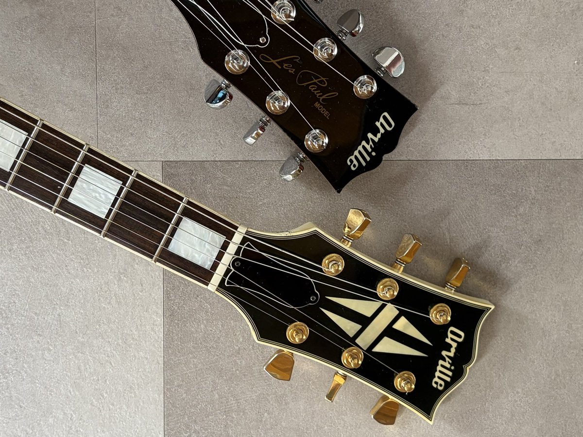 archi283's tweet photo. My new gear♪実は先月Jacksonの日本製ランディVを衝動買いしてしまい僅か数日で売却したのだけど、またしてもランディ・ローズ的な^^;自身2本目のOrville（無印）。ストラトは本物志向なんだけど、あまり弾かないのに本家Gibsonは勿体無い、でもEpiphoneは嫌という自分に丁度良い位置付けなんだよね。 https://t.co/pqXq6Ia0Cf