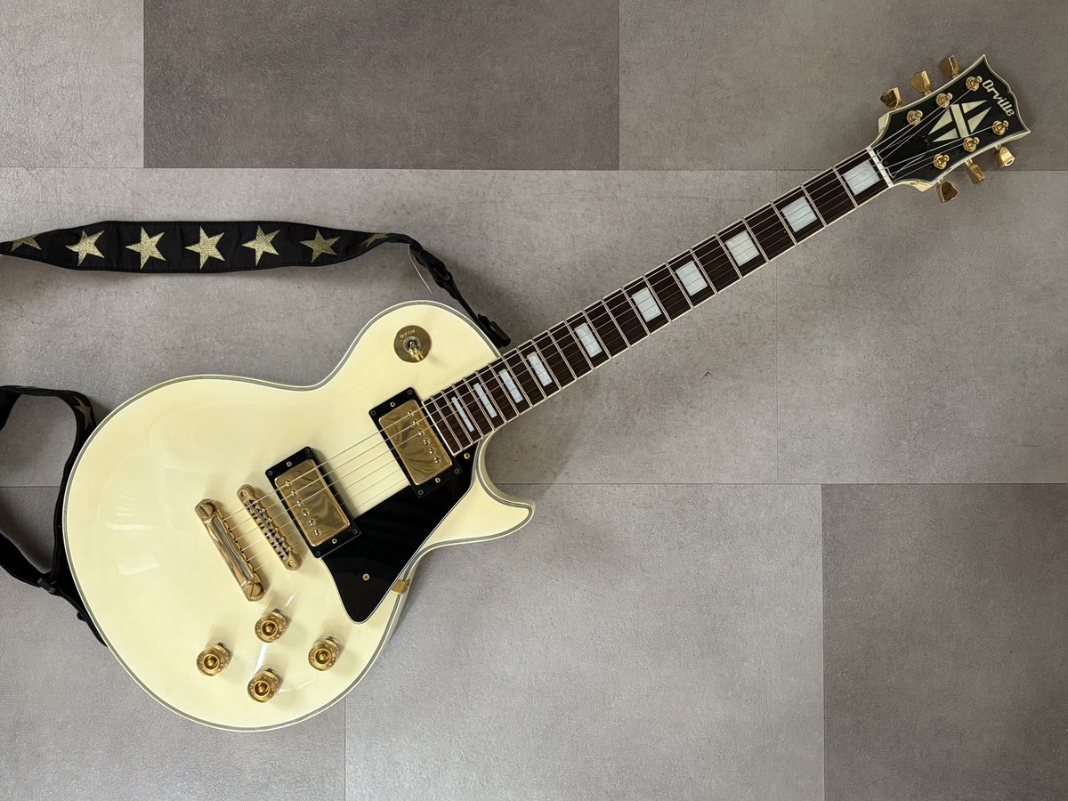 archi283's tweet photo. My new gear♪実は先月Jacksonの日本製ランディVを衝動買いしてしまい僅か数日で売却したのだけど、またしてもランディ・ローズ的な^^;自身2本目のOrville（無印）。ストラトは本物志向なんだけど、あまり弾かないのに本家Gibsonは勿体無い、でもEpiphoneは嫌という自分に丁度良い位置付けなんだよね。 https://t.co/pqXq6Ia0Cf