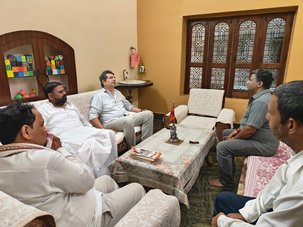 SinghRPN's tweet photo. माननीय प्रधानमंत्री श्री @narendramodi जी के कुशल नेतृत्व में सेवा, सुशासन और जन कल्याण के 12 वर्ष पूर्ण होने के उपलक्ष्य में 'विशेष जनसंपर्क अभियान' के अंतर्गत सुप्रसिद्ध व्यवसायी श्री त्रिभुवन सिंह जी, श्री अंशुमान बंका जी, श्री गौरी शंकर अग्रवाल जी तथा अन्य गणमान्य नागरिकों से भेंट कर आत्मीय संवाद किया।

संवाद के दौरान उन्हें विगत 12 वर्षों के ऐतिहासिक निर्णयों, जनकल्याणकारी योजनाओं और देश के बदलते स्वरूप से संबंधित पत्रक भेंट किए। 

#12YearsOfSeva