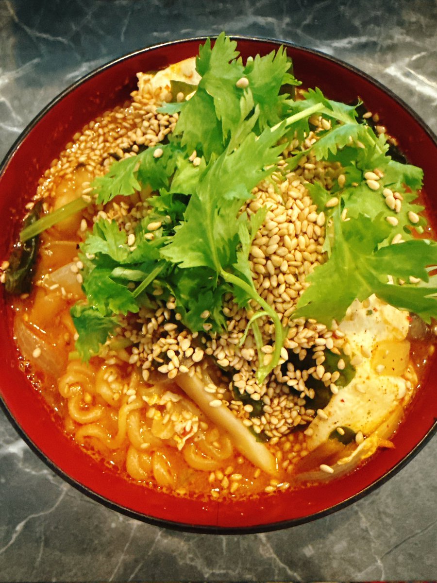 livealoha_az's tweet photo. 辛ラーメン♡ 
****
玉ねぎ,わかめ,卵,ごま油,鶏皮
パクチー,しめじ
****
週一は食べたい🤭

#おうちごはん #らーめん https://t.co/Jd9UakCaRa