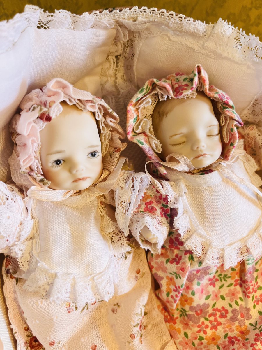 atelierribon's tweet photo. 【🌸BASE新商品追加🌸】

https://t.co/U43y8SSrYG

赤ちゃんのビスクドールです👶

頭から足先まで16cmほどのお人形です。こちらは2体セットの商品で、ベッドや手作りの枕がついてくるお得な商品です✨

なおセットではなく1体ずつの単体商品もございます。ぜひそちらの商品ページもご覧下さい☺️ https://t.co/2bqUpxRBT9