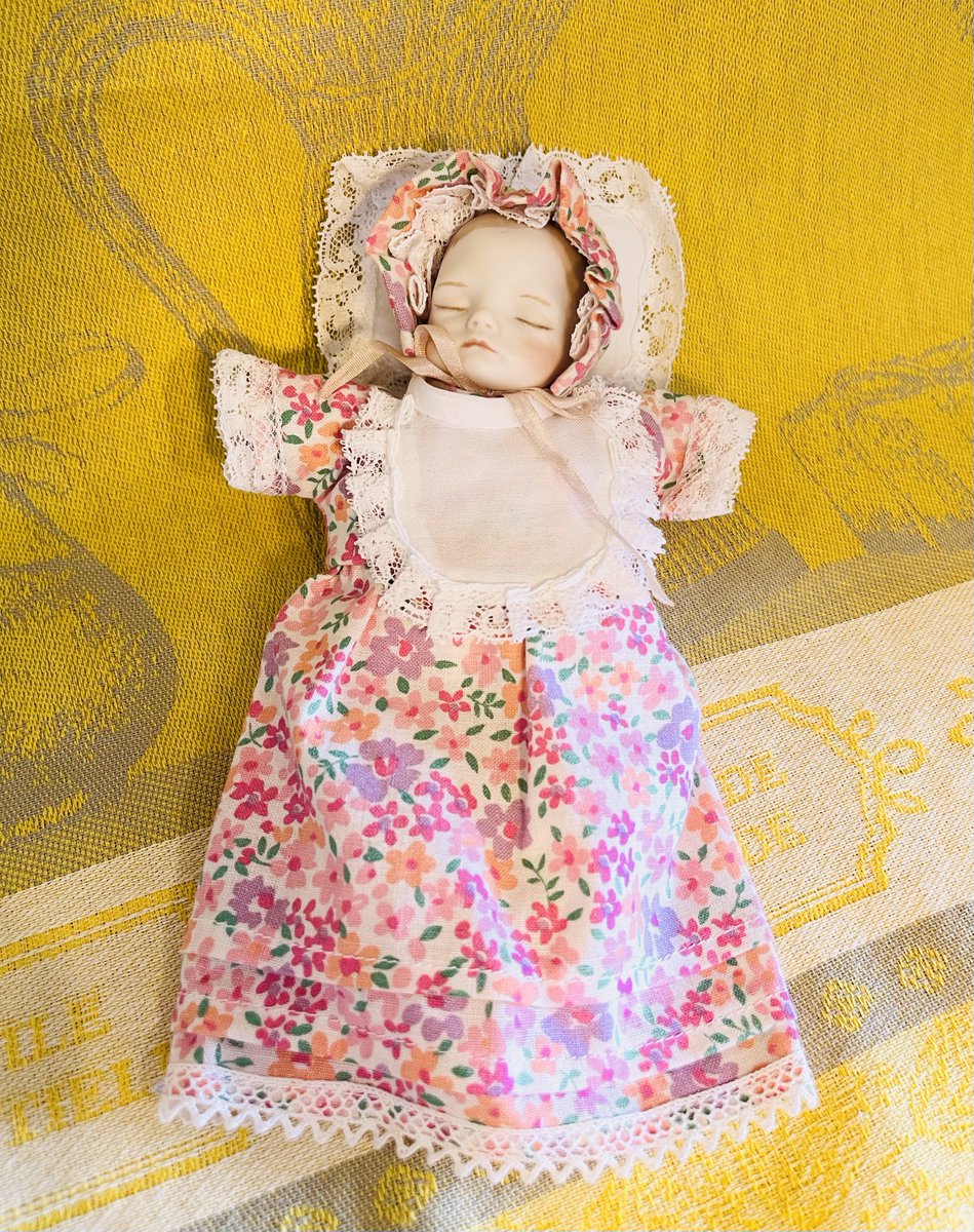 atelierribon's tweet photo. 【🌸BASE新商品追加🌸】

https://t.co/U43y8SSrYG

赤ちゃんのビスクドールです👶

頭から足先まで16cmほどのお人形です。こちらは2体セットの商品で、ベッドや手作りの枕がついてくるお得な商品です✨

なおセットではなく1体ずつの単体商品もございます。ぜひそちらの商品ページもご覧下さい☺️ https://t.co/2bqUpxRBT9