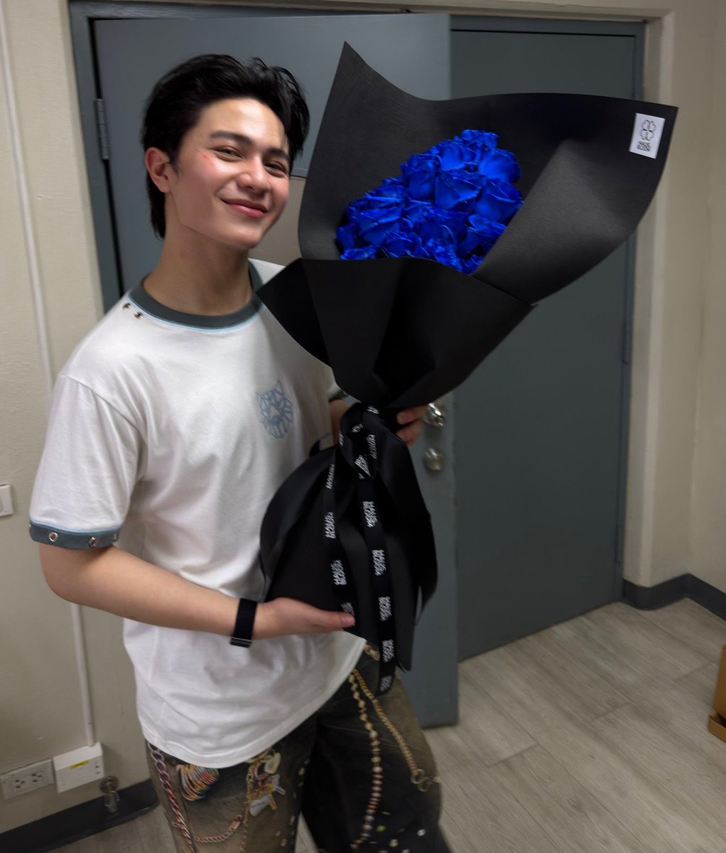 SweetShip's tweet photo. น้อนก็มีดอกไม้เหมือนปะป๊าาาา!
 💙🌹✨

#GMMTVPOPUPSTOREINTAIPEI
₊‧🎶#WilliamEst #วิลเลี่ยมเอส #williamjkp #est_rvp 🎶‧₊ #wesley https://t.co/8hENEiTg7I