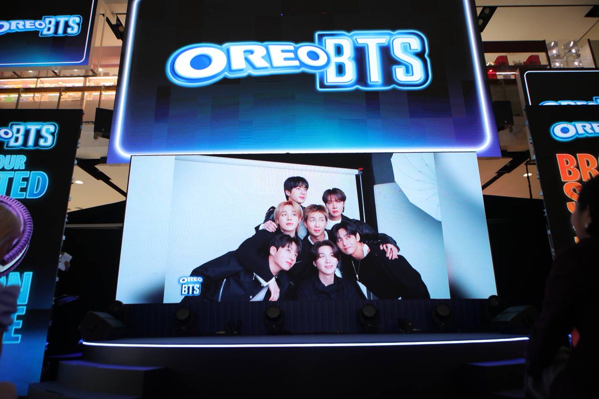 NewsBunterng's tweet photo. ปรากฏการณ์ความปังเมื่อ #OreoTH จับมือกับ #BTS เปิดตัวแคมเปญยักษ์แห่งปี “TWIST THE PURPLE MOMENT”เสิร์ฟความฟินกับรสแพนเค้กบราวน์ชูการ์รสชาติแห่งความทรงจำของหนุ่มๆ บังทันที่หวานละมุนงานนี้บอกเลยว่าความหวานทวีคูณเพราะได้2หนุ่ม #ต้าห์อู๋ออฟโรด มาร่วมแท็กทีม 
#OreoBTS #OreoBTSTH https://t.co/qs8yf6brQ5