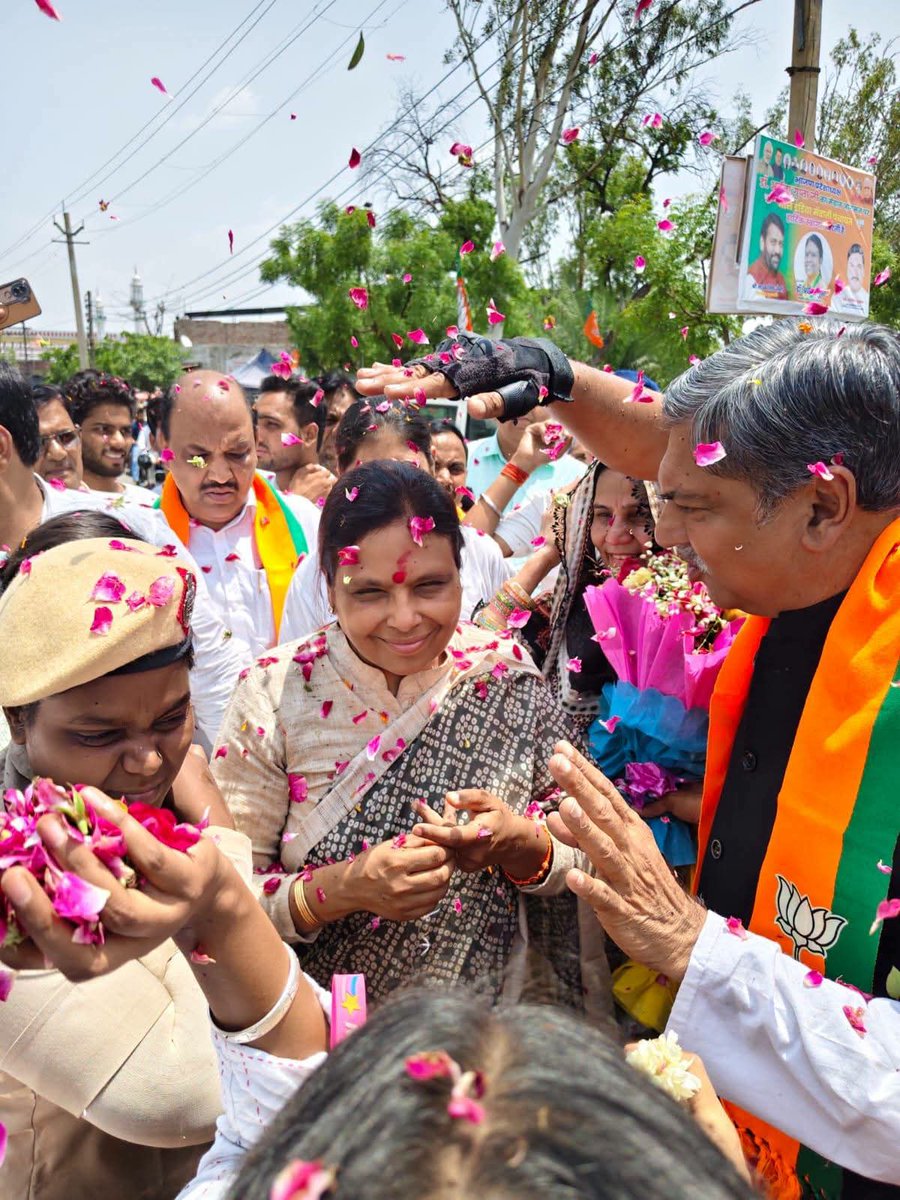 BJP4Haryana's tweet photo. प्रदेश अध्यक्ष डॉ. अर्चना गुप्ता जी का आज मेवात (नूंह) प्रवास के दौरान क्षेत्र के लोकप्रिय नेता एवं पूर्व विधायक चौ. जाकिर हुसैन जी (अध्यक्ष, ऑल इंडिया मेवाती पंचायत) तथा उपस्थित सम्मानित साथियों, प्रबुद्ध जनों और कार्यकर्ताओं ने उनका आत्मीय, भव्य एवं सम्मानपूर्ण स्वागत किया।

इस अवसर पर प्रदेश अध्यक्ष जी ने सभी के स्नेह, सम्मान और अपनत्व के लिए हृदय की गहराइयों से आभार व्यक्त किया।

@bjparchanagupta