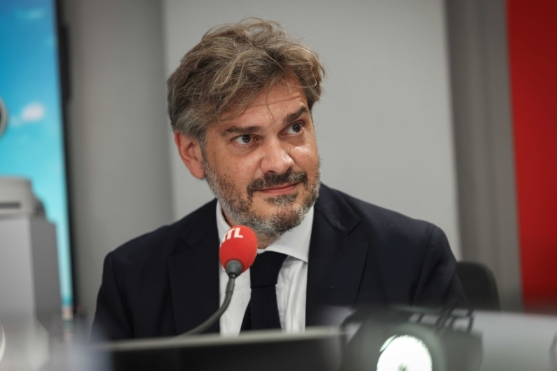 RTLFrance's tweet photo. ÉDITO - "La République vit de liberté" : après les propos de Bally Bagayoko, Étienne Gernelle défend le droit de siffler "La Marseillaise", même si "c'est choquant" https://t.co/5V9BaLCxCF https://t.co/ykSAP6oGmR