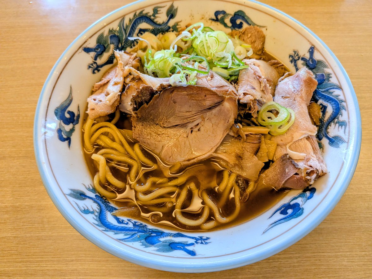 daikichidasu's tweet photo. 叔父さんの土産の定番だった鱒寿司も美味かったです。

地産地消の店、氷見の魚市場食堂さんは味噌汁が土鍋で出て来て、魚のアラもタップリ。
戦後、肉体労働者の米の「おかず」だったらしい富山ブラック。
大喜根塚店さんで頂きましたが、しょっぱさはやんわりで美味かったです。 https://t.co/GejsVWtNjt
