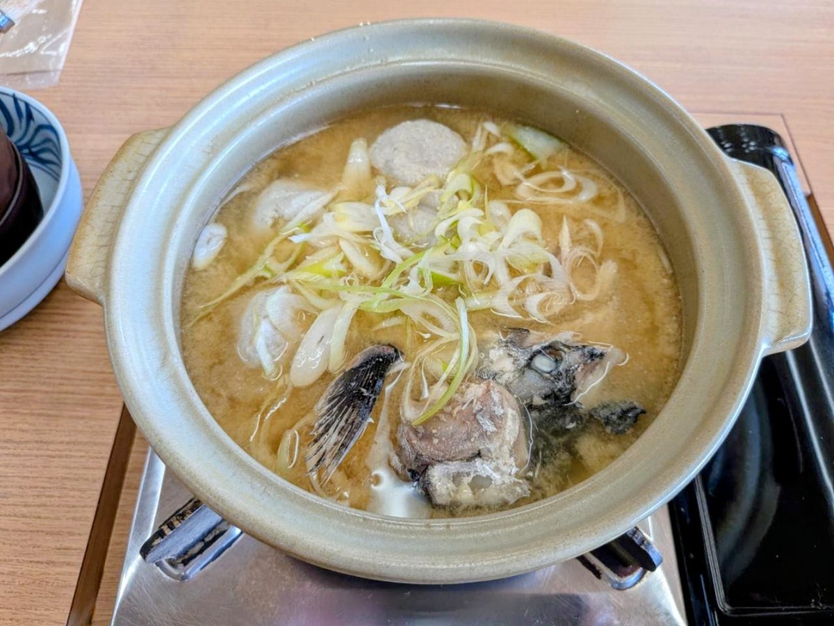 daikichidasu's tweet photo. 叔父さんの土産の定番だった鱒寿司も美味かったです。

地産地消の店、氷見の魚市場食堂さんは味噌汁が土鍋で出て来て、魚のアラもタップリ。
戦後、肉体労働者の米の「おかず」だったらしい富山ブラック。
大喜根塚店さんで頂きましたが、しょっぱさはやんわりで美味かったです。 https://t.co/GejsVWtNjt
