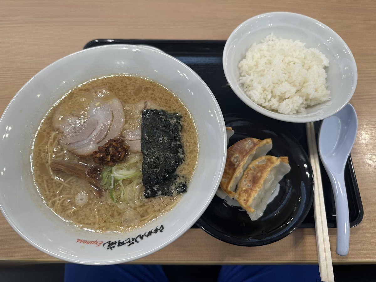 TO88411565's tweet photo. ラーメン食べて🍜ソフトクリームたべて🍦
こりゃ痩せるどころじゃないな🫠🫠🫠 https://t.co/7kgmAEJ2Rr