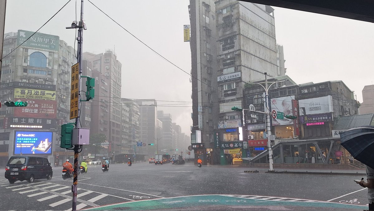 chiaomego's tweet photo. 瓜張的雨後雷陣雨（這颱風吧這 ⚡🌧️☔
吃完午餐回不了辦公室☕

#にわか雨 #夕立 #激しすぎた

留言那張是對照圖，當時還以為雨要變小了。。。
路上變水上摩托車🏍️ https://t.co/cvqOB3Vm1K
