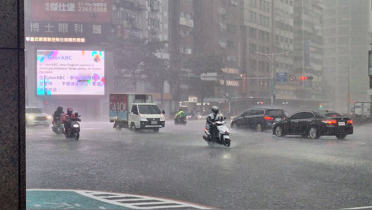 chiaomego's tweet photo. 瓜張的雨後雷陣雨（這颱風吧這 ⚡🌧️☔
吃完午餐回不了辦公室☕

#にわか雨 #夕立 #激しすぎた

留言那張是對照圖，當時還以為雨要變小了。。。
路上變水上摩托車🏍️ https://t.co/cvqOB3Vm1K