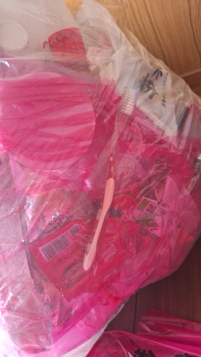 PrisSerli's tweet photo. Nih lagi kemarin sampah dibalikin ada yg buang kaleng, sikat gigi, botol kecap ga dicuci, botol bumbu ga dicuci ke sampah plastik. Boro2 yg salah mau ngeberesin, yg ngaku aja ga ada. Sekali lagi apa? Emang anak setan. https://t.co/IOCvImUDwX