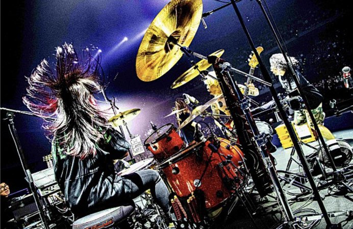 smoky09's tweet photo. 2026年6月10日11日に神奈川・Kアリーナ横浜にて開催された【Mrs. GREEN APPLE presents『CEREMONY』」】をレポートしました。こちらはマキシマム ザ ホルモン、FRUITS ZIPPERらが出演したDay2です🍏
https://t.co/U6tXYntwSi https://t.co/Mr8QzyoORO