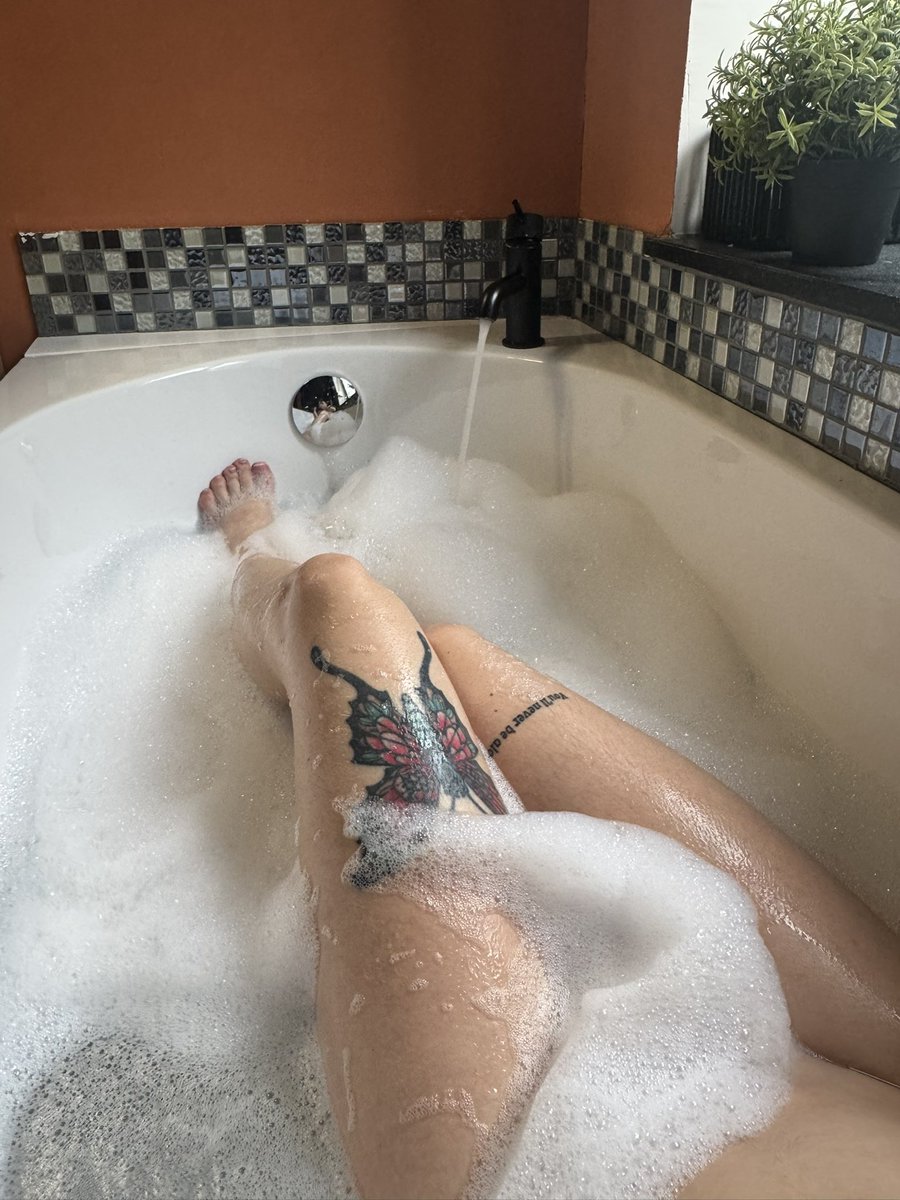 Khaly_off's tweet photo. Tu viendrai me rejoindre ? 👀 
Même si la baignoire est petite https://t.co/qzJNSVpaPP