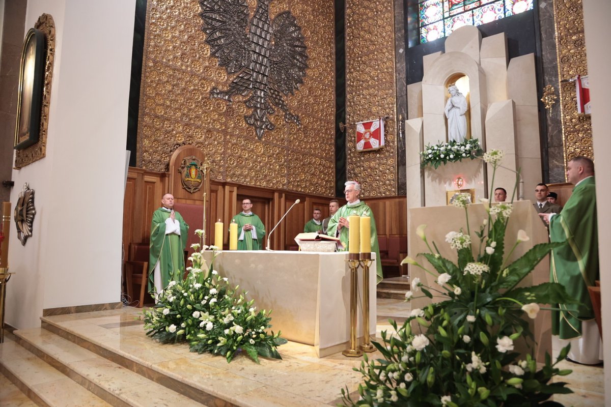 ordynariat's tweet photo. Msza św. w katedrze polowej rozpoczęła obchody Święta @DGeneralneRSZ . Eucharystii przewodniczy @bpLechowicz biskup polowy.  Przed rozpoczęciem Mszy  Dowódca Generalny złożył kwiaty w Kaplicy Katyńskiej. https://t.co/9ULfnLBlxz