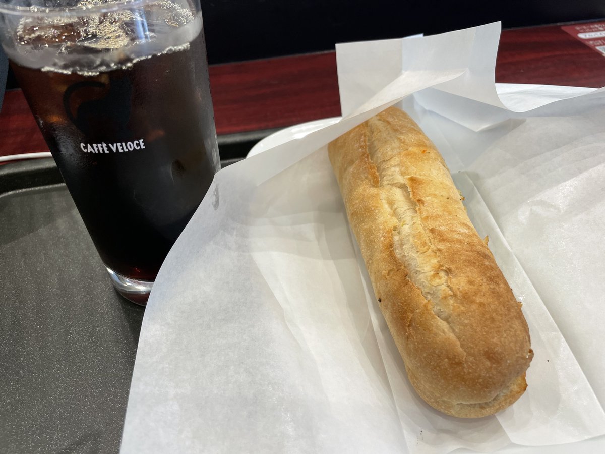 Ao434991's tweet photo. ベローチェで軽食をいただきます
あんまり食べると飛んだ時吐きそうになるしな https://t.co/XxfHsLxByN