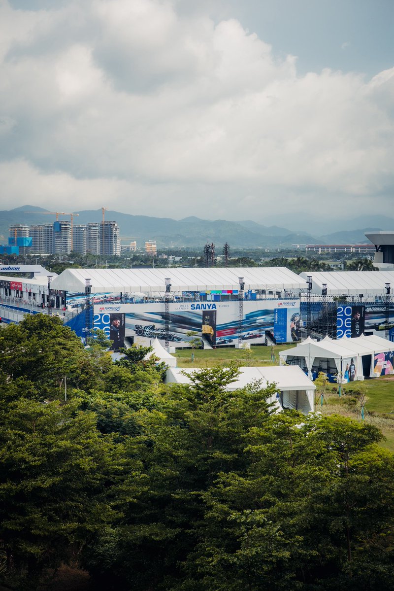 nico_mueller's tweet photo. FE round 11 in Sanya this Saturday 👀🇨🇳 

ready to sweat and have some fun 👊🏻🔥

#nm51 #porsche #formulae #raceborn https://t.co/G8EP3nrFwU