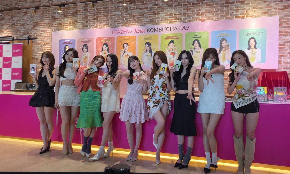 staywithmesana's tweet photo. Why do these two end up beside each other every single time 😆

cr: HeartBeating_TW, ForeverOnce05

#TWICE #트와이스 #SANA #사나 #サナ #DAHYUN #다현 #ダヒョン #SAIDA #사이다 https://t.co/0VKwLSzy5J