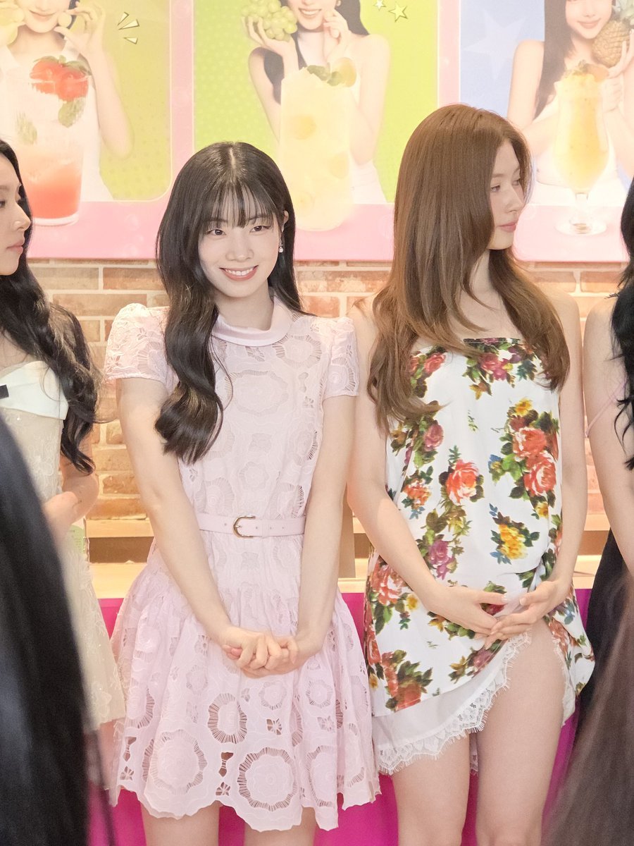 staywithmesana's tweet photo. Why do these two end up beside each other every single time 😆

cr: HeartBeating_TW, ForeverOnce05

#TWICE #트와이스 #SANA #사나 #サナ #DAHYUN #다현 #ダヒョン #SAIDA #사이다 https://t.co/0VKwLSzy5J