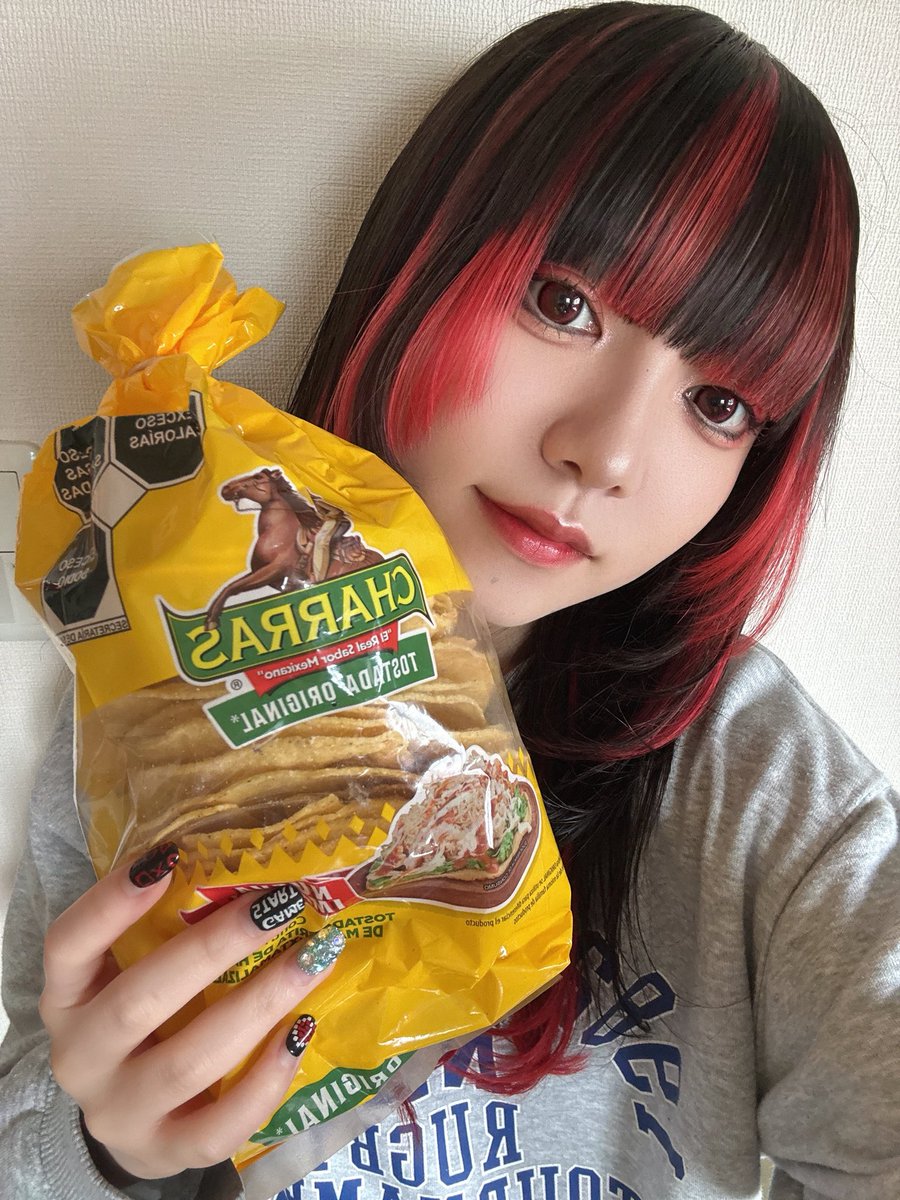 ChaR_uta's tweet photo. メキシコでゲットしたトスターダ（？）
トルティーヤを焼いたり揚げたりしたもののことを言うみたいー！

うまうま！！ちゃるりしゃす！！🔥

 #ちゃる https://t.co/uIN5FCCmpF