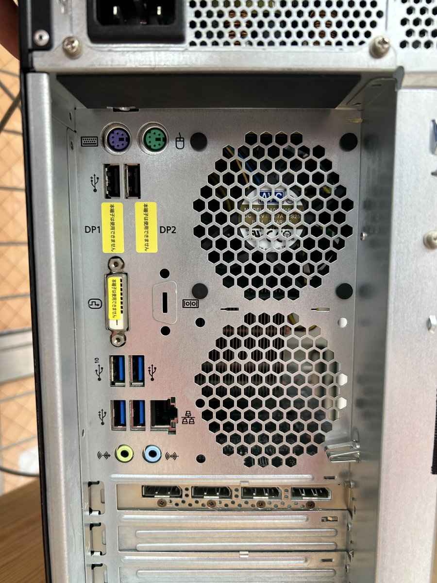 PCcomfullAKB4's tweet photo. 本日入荷のコンパクトなワークステーション!
Quadro P2200入りで、3D制作やRAWには十分な構成✨
ミニタワーサイズで省スペースに収まるのもGood👍
最大で4画面出力に対応し、複数同時出力での作業にもオススメ!!
2台限り!
#富士通 #celsius #w580 https://t.co/B16FaVo7Jp